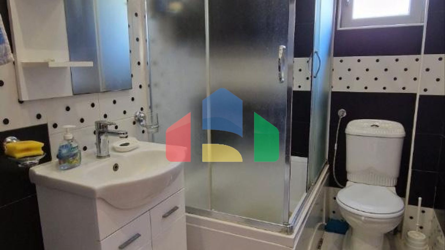 Двухэтажная вилла с двумя квартирами в Сутоморе на равнинной части