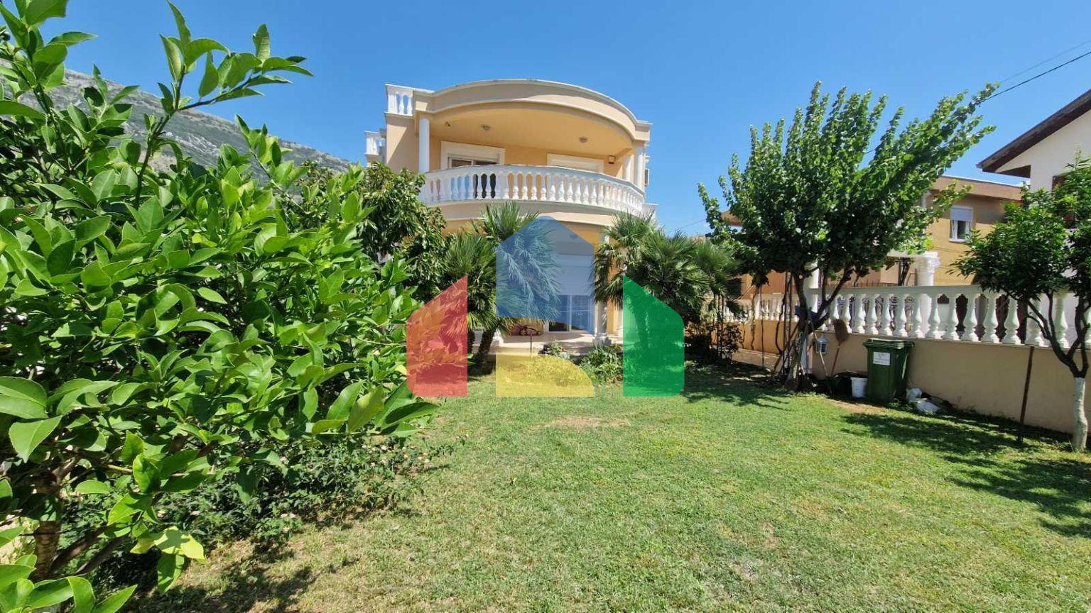 Двухэтажная вилла с двумя квартирами в Сутоморе на равнинной части