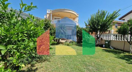 Двухэтажная вилла с двумя квартирами в Сутоморе на равнинной части