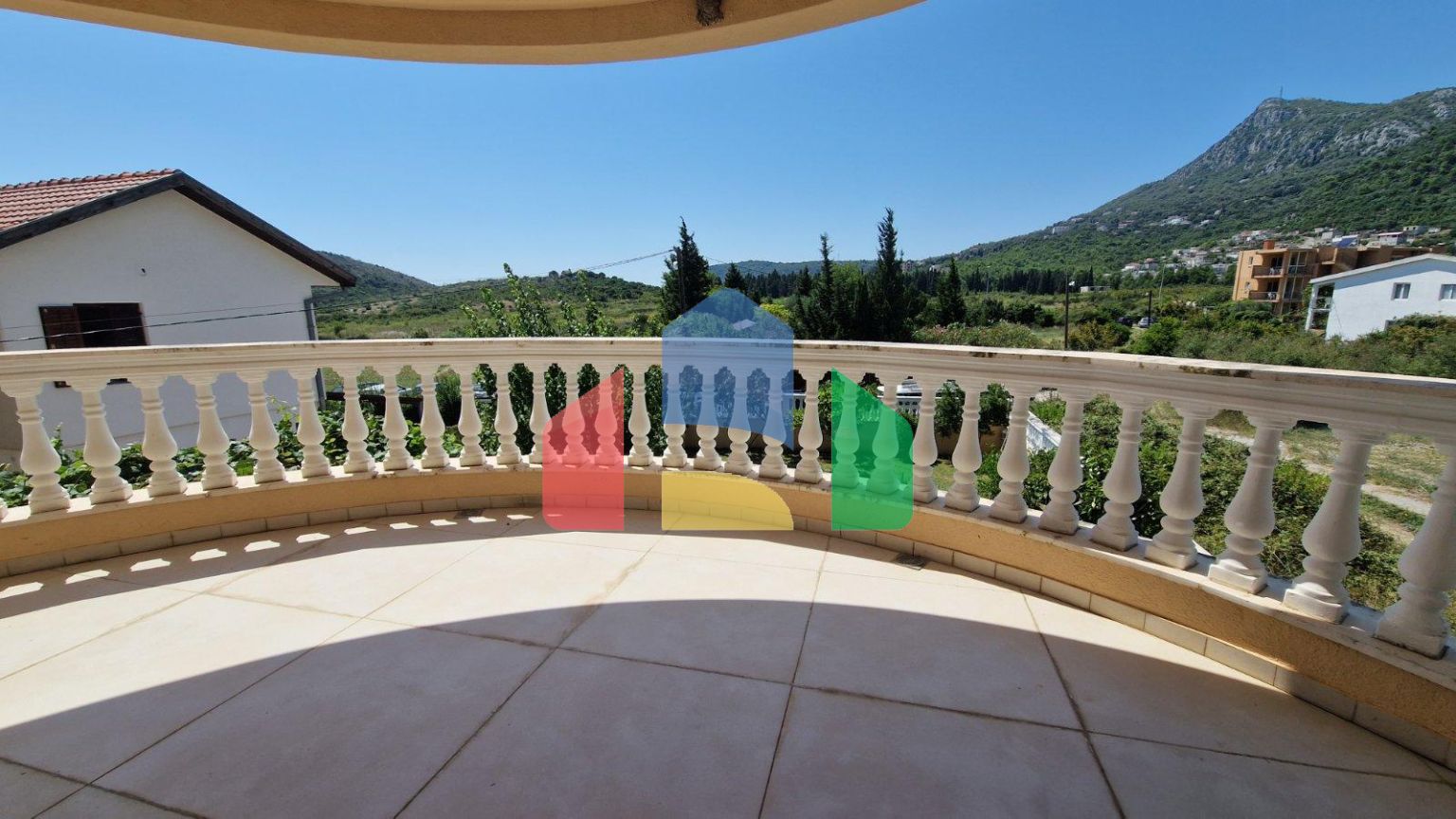 Двухэтажная вилла с двумя квартирами в Сутоморе на равнинной части