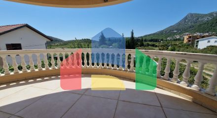 Двухэтажная вилла с двумя квартирами в Сутоморе на равнинной части