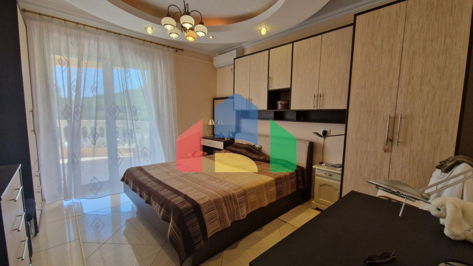 Двухэтажная вилла с двумя квартирами в Сутоморе на равнинной части