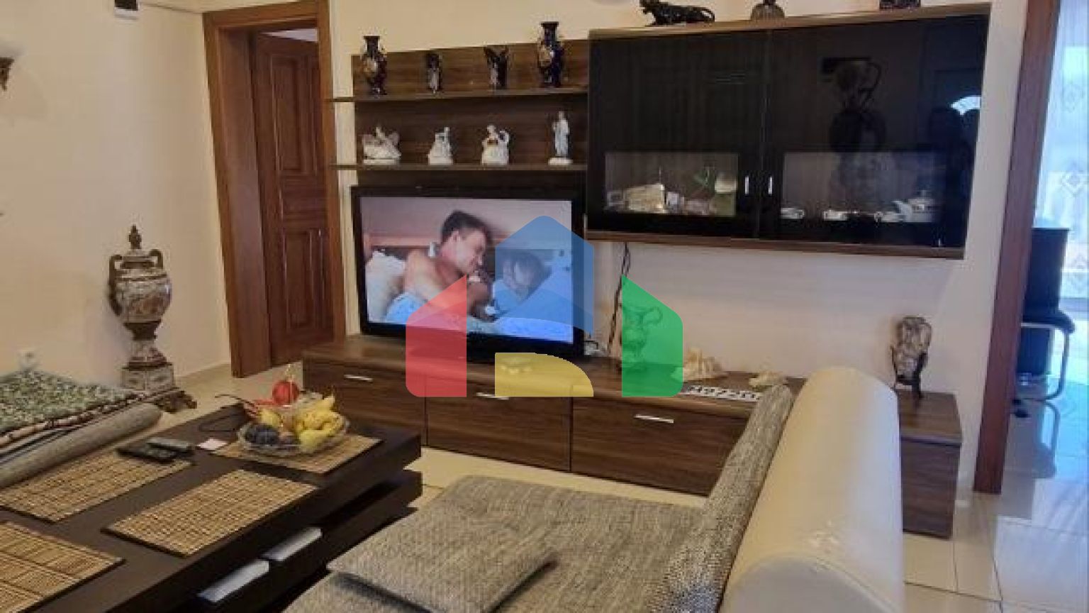 Двухэтажная вилла с двумя квартирами в Сутоморе на равнинной части