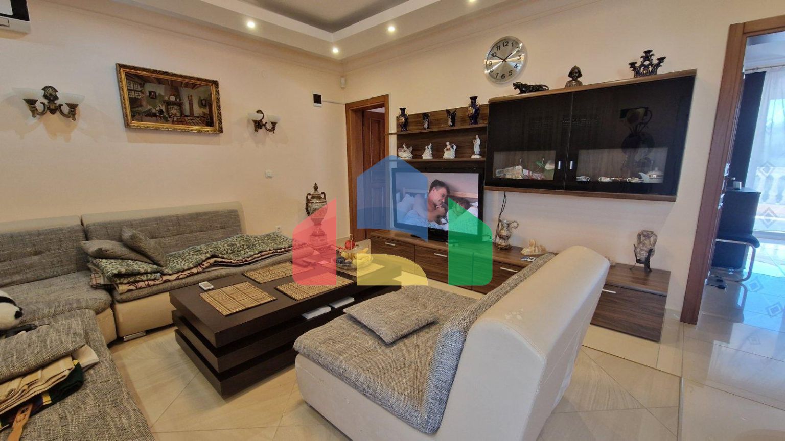 Двухэтажная вилла с двумя квартирами в Сутоморе на равнинной части