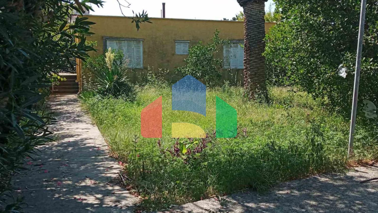 Дом с тремя апартаментами в Сутоморе