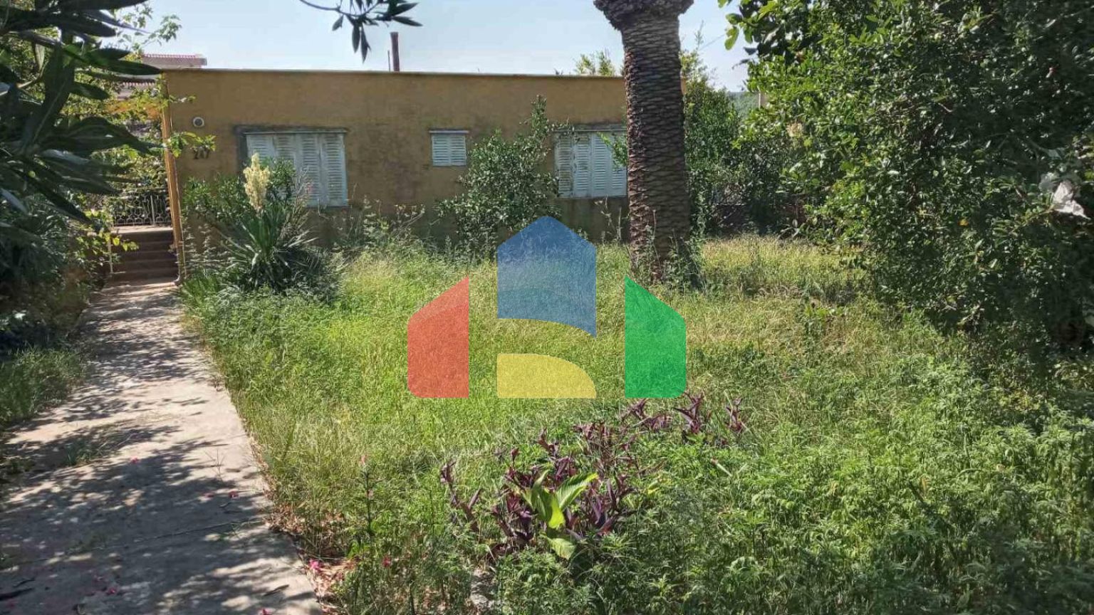 Дом с тремя апартаментами в Сутоморе