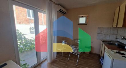 Недорогой двухэтажный дом с двумя студиями в Сутоморе