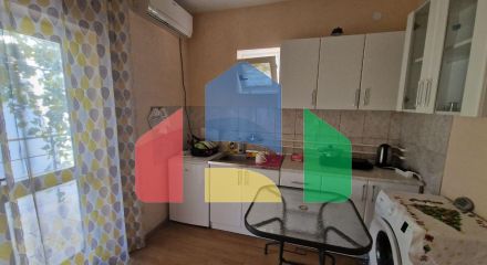 Недорогой двухэтажный дом с двумя студиями в Сутоморе