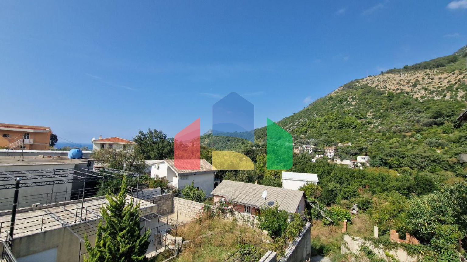 Недорогой двухэтажный дом с двумя студиями в Сутоморе