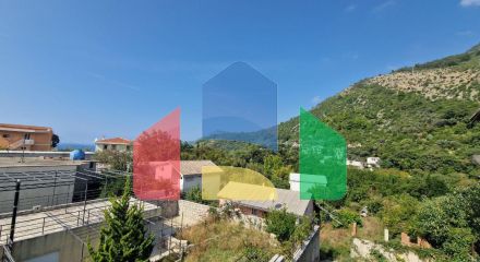 Недорогой двухэтажный дом с двумя студиями в Сутоморе