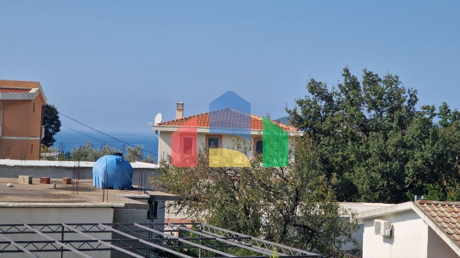 Недорогой двухэтажный дом с двумя студиями в Сутоморе