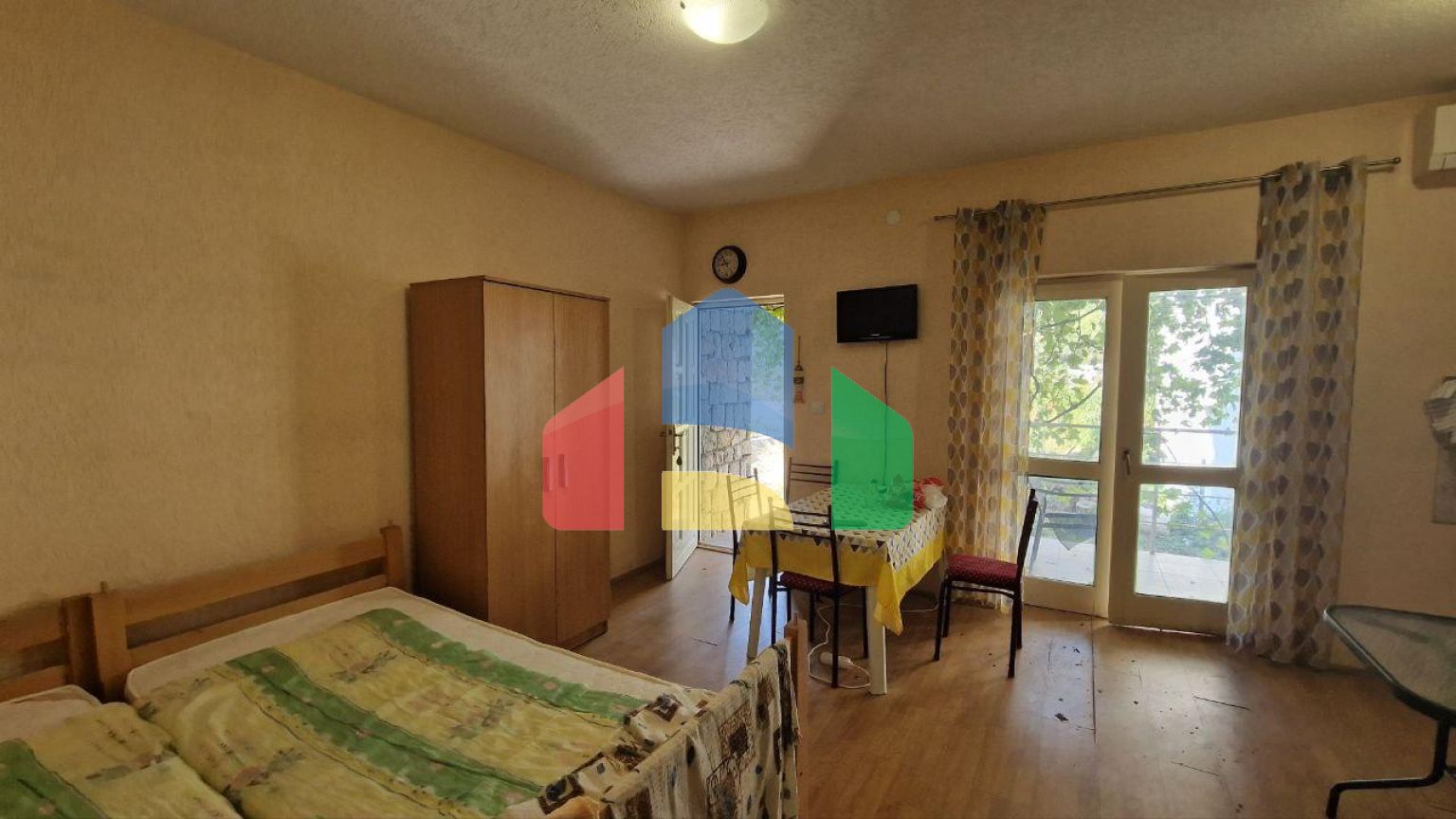 Недорогой двухэтажный дом с двумя студиями в Сутоморе