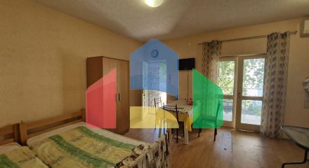 Недорогой двухэтажный дом с двумя студиями в Сутоморе