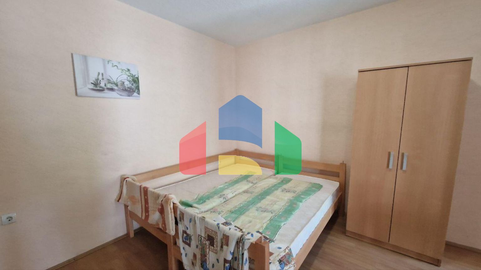 Недорогой двухэтажный дом с двумя студиями в Сутоморе