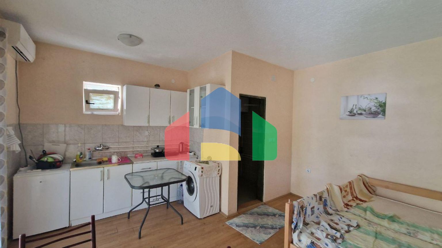 Недорогой двухэтажный дом с двумя студиями в Сутоморе