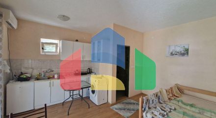 Недорогой двухэтажный дом с двумя студиями в Сутоморе