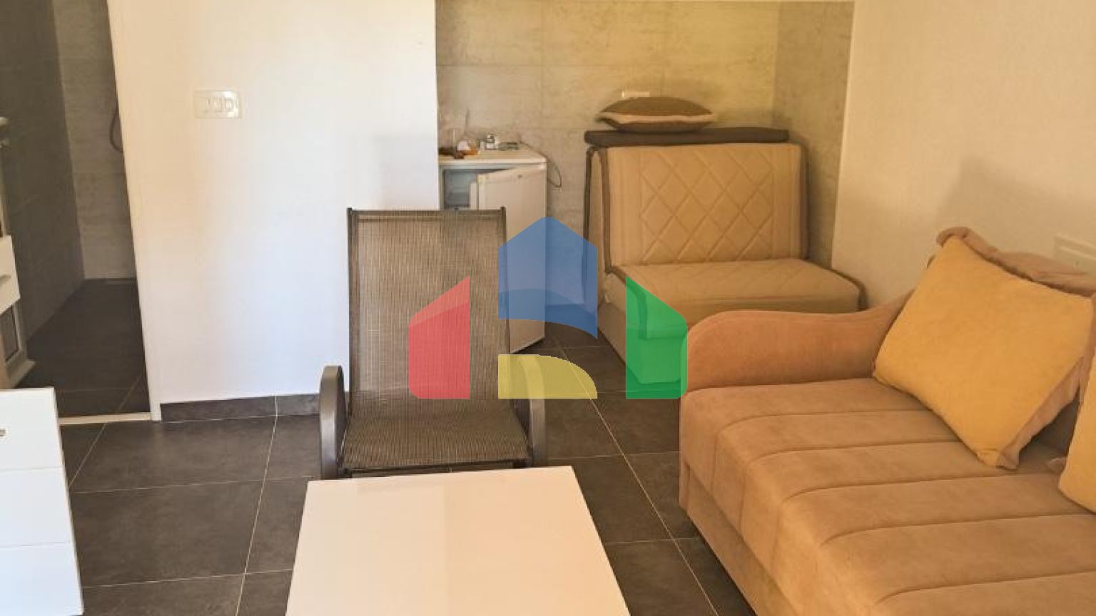 Дом с семью квартирами на хорошей локации в Сутоморе, Бар