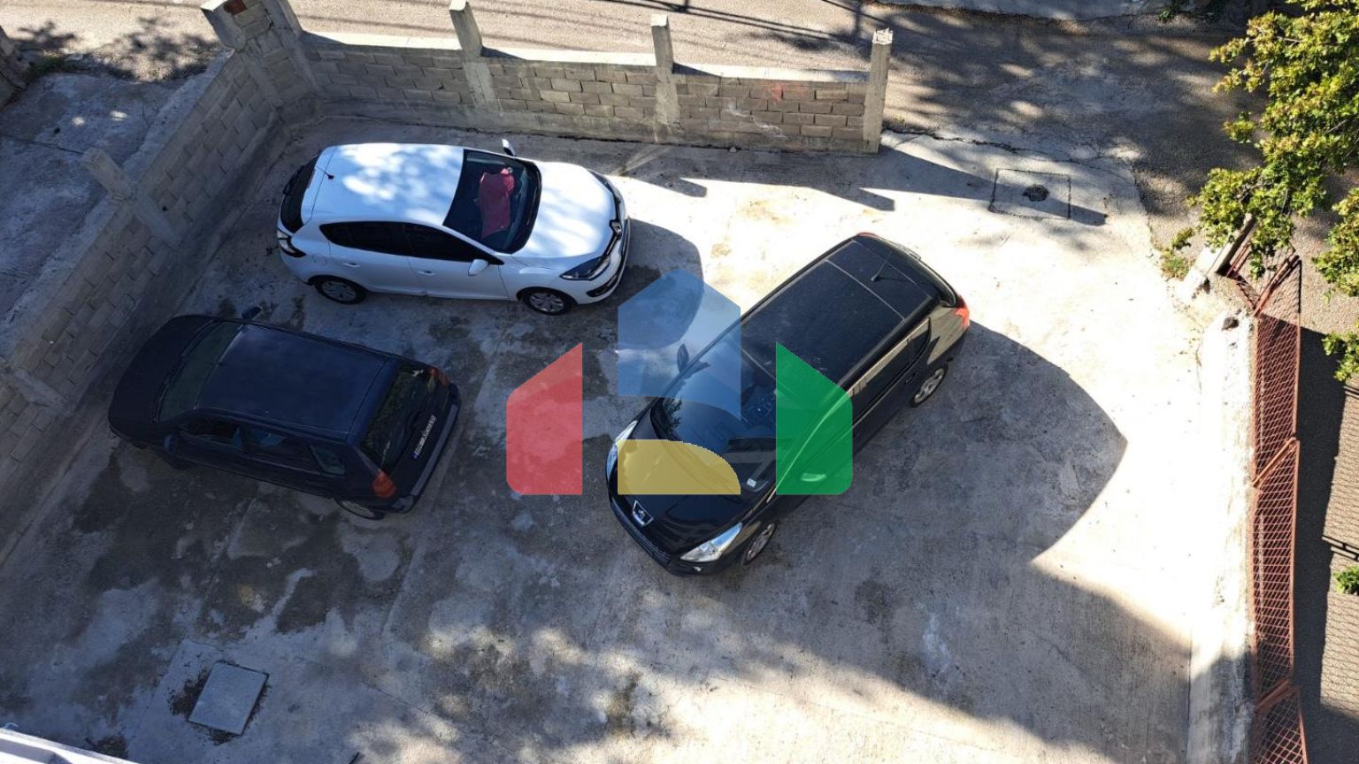 Дом с семью квартирами на хорошей локации в Сутоморе, Бар