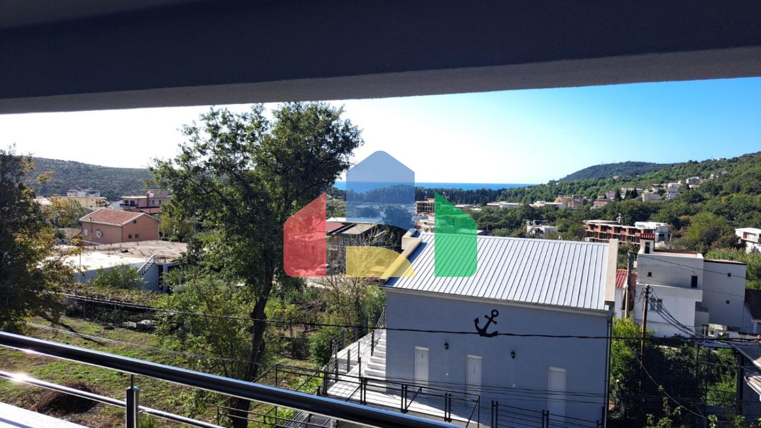 Дом с семью квартирами на хорошей локации в Сутоморе, Бар