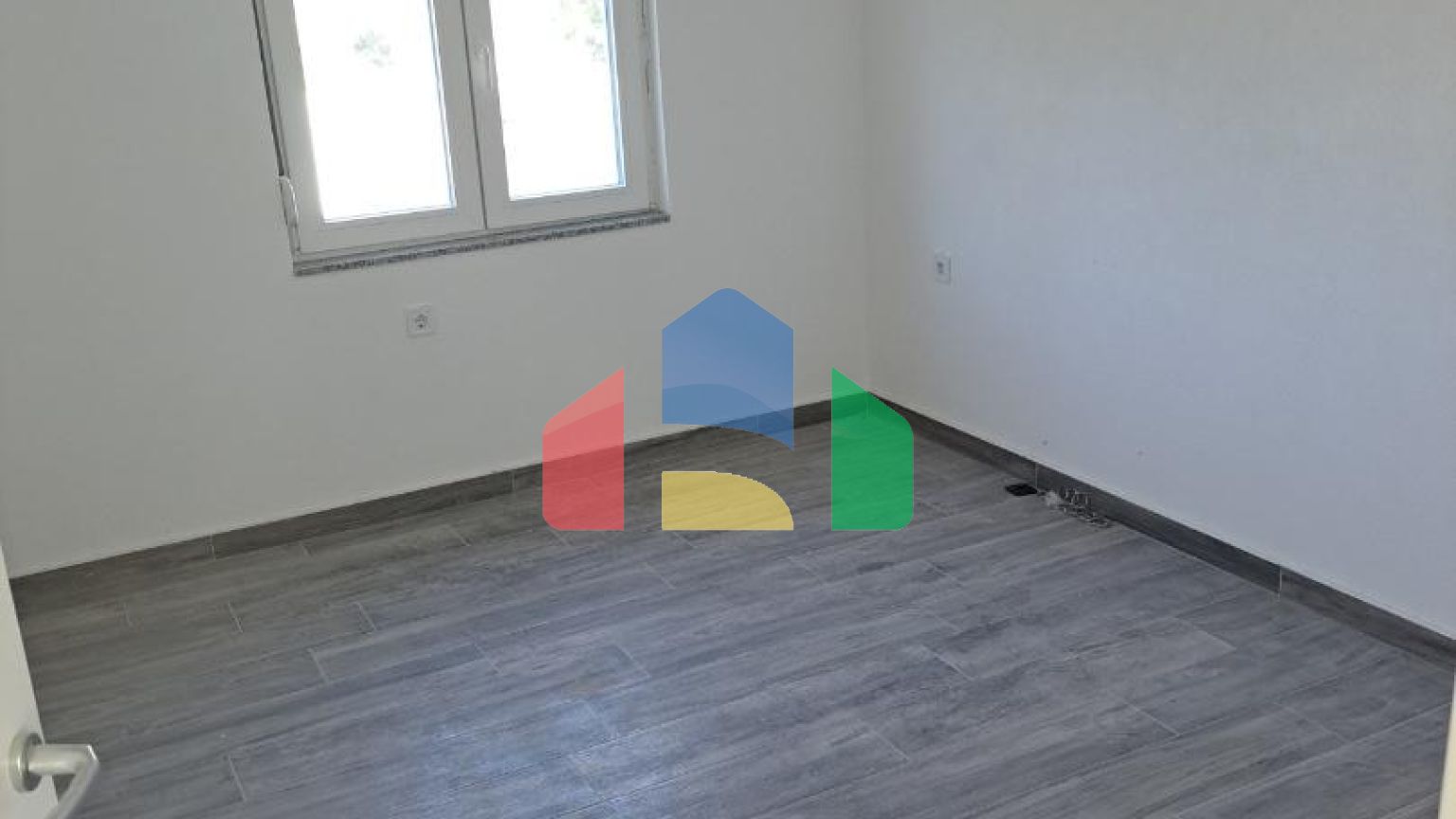 Дом с семью квартирами на хорошей локации в Сутоморе, Бар