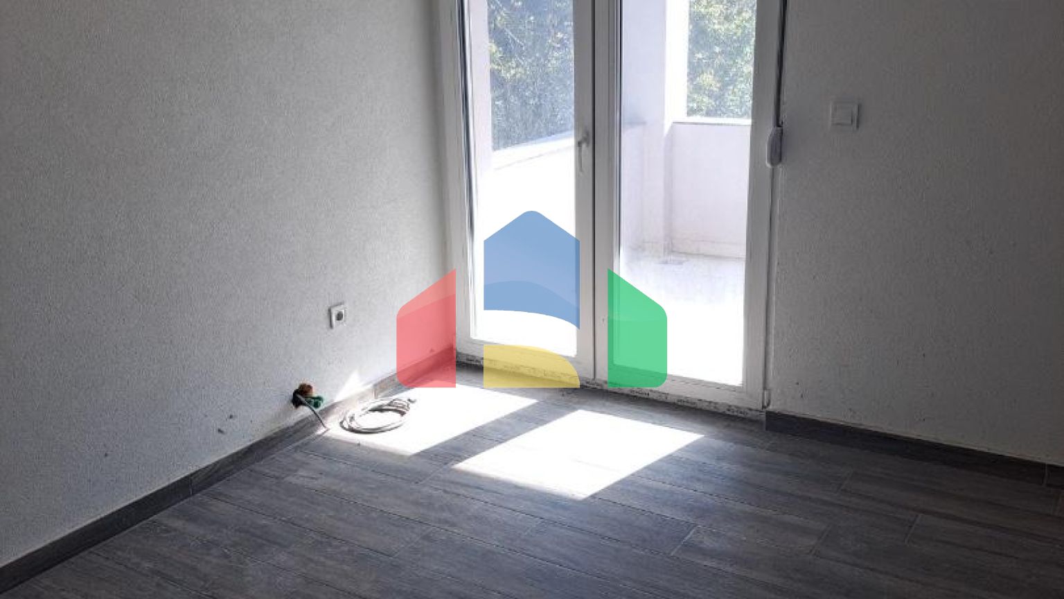 Дом с семью квартирами на хорошей локации в Сутоморе, Бар