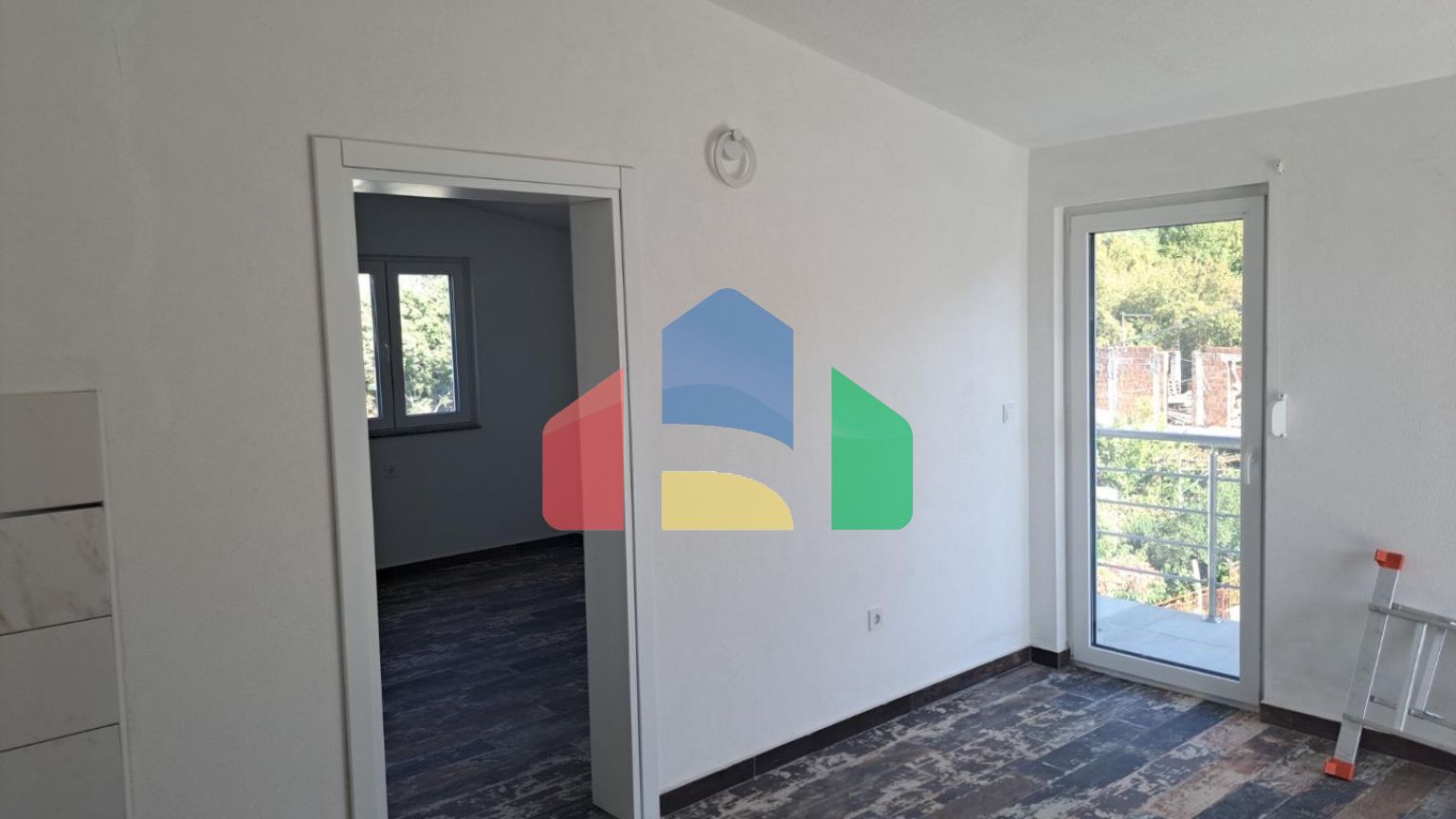 Дом с семью квартирами на хорошей локации в Сутоморе, Бар