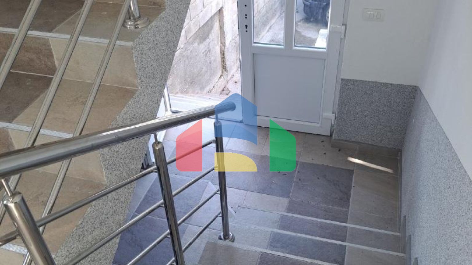 Дом с семью квартирами на хорошей локации в Сутоморе, Бар