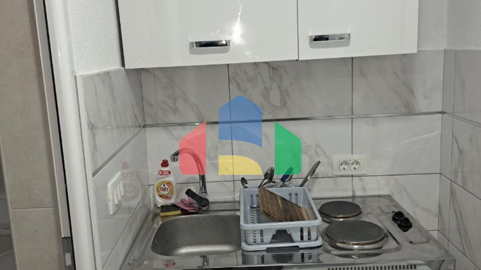 Дом с семью квартирами на хорошей локации в Сутоморе, Бар