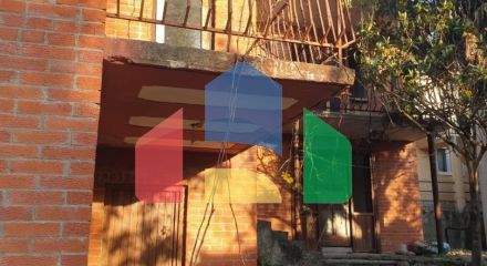 Два отдельностоящих дома на одном участке в поселении Брца, Сутоморе.