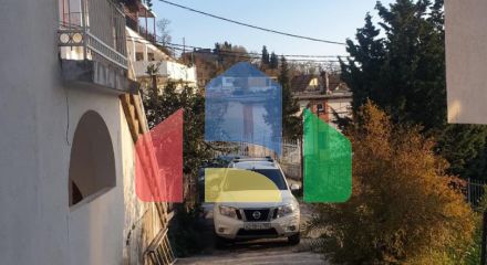Два отдельностоящих дома на одном участке в поселении Брца, Сутоморе.