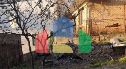 Два отдельностоящих дома на одном участке в поселении Брца, Сутоморе.