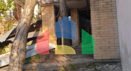 Два отдельностоящих дома на одном участке в поселении Брца, Сутоморе.