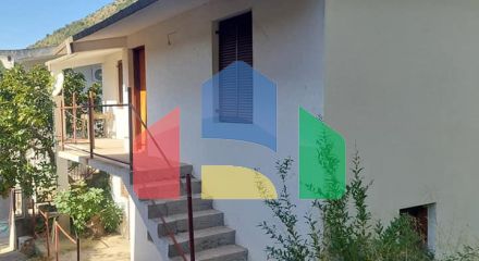 Двухэтажный дом в Сутоморе, поселок Брца.
