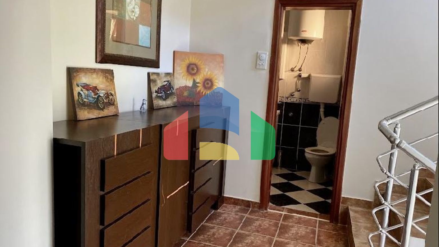 Трёхэтажный дом в центре Сутоморе в 10 минутах ходьбы до пляжа.