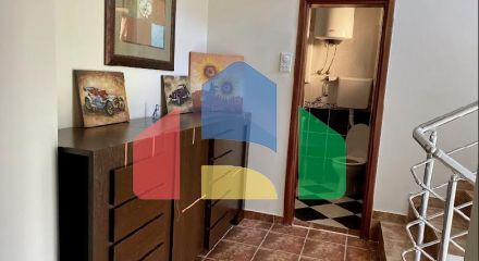 Трёхэтажный дом в центре Сутоморе в 10 минутах ходьбы до пляжа.