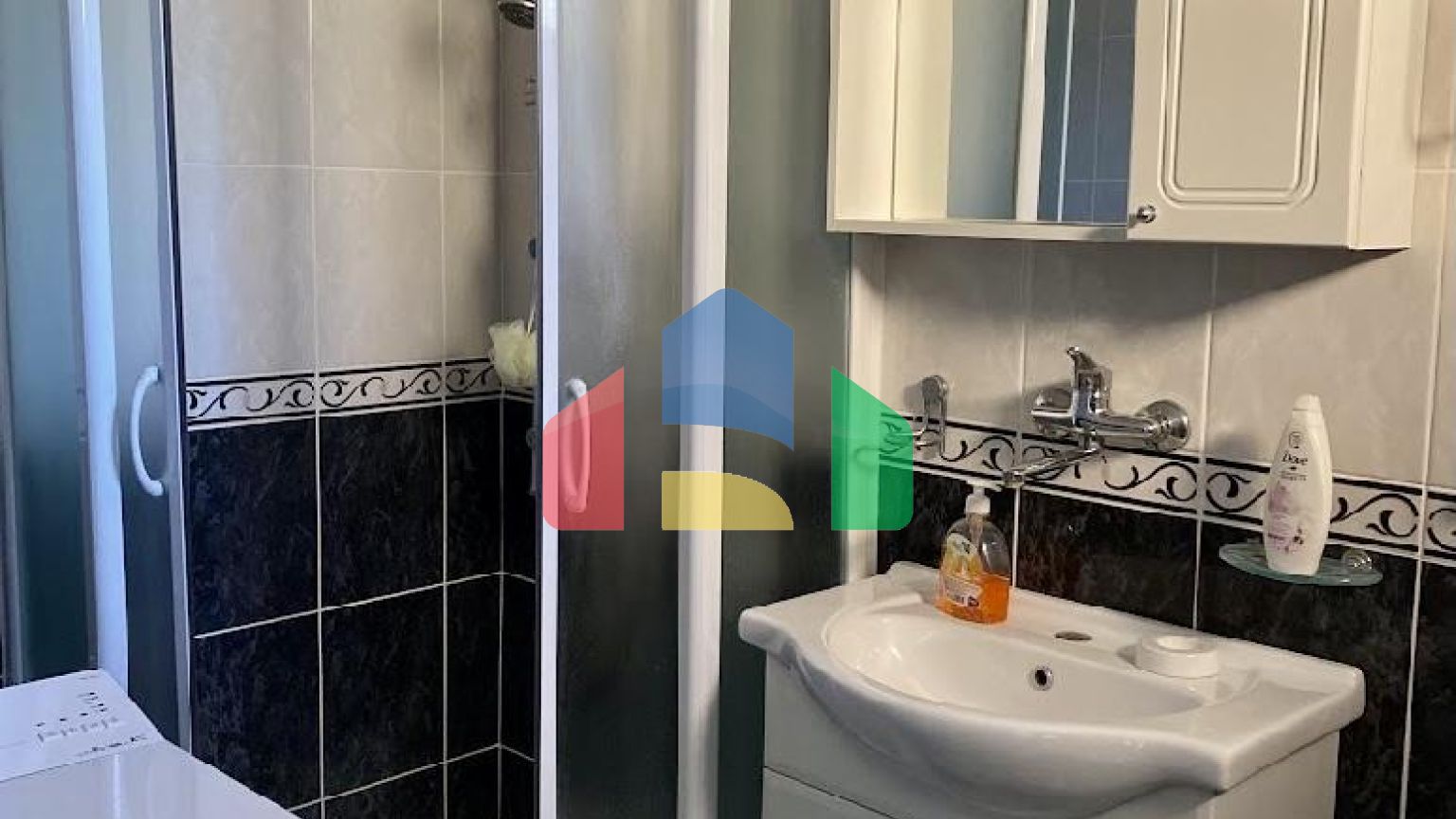 Трёхэтажный дом в центре Сутоморе в 10 минутах ходьбы до пляжа.