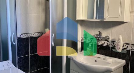 Трёхэтажный дом в центре Сутоморе в 10 минутах ходьбы до пляжа.