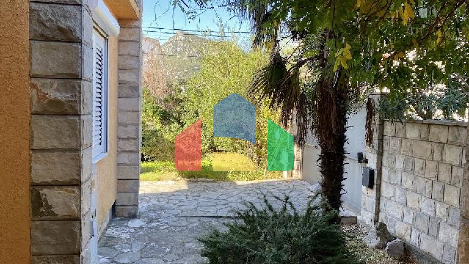 Трёхэтажный дом в центре Сутоморе в 10 минутах ходьбы до пляжа.