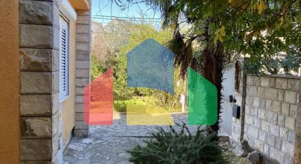 Трёхэтажный дом в центре Сутоморе в 10 минутах ходьбы до пляжа.