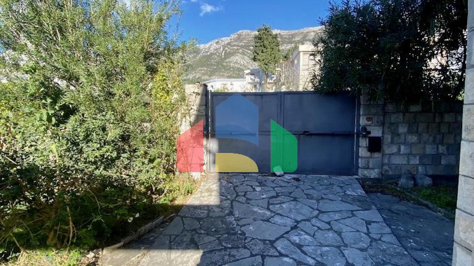 Трёхэтажный дом в центре Сутоморе в 10 минутах ходьбы до пляжа.