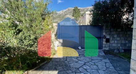 Трёхэтажный дом в центре Сутоморе в 10 минутах ходьбы до пляжа.