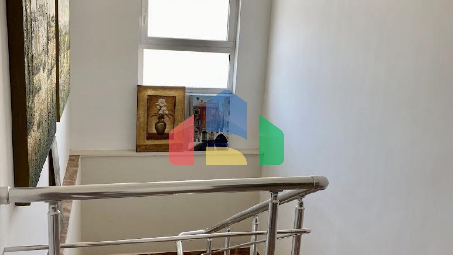 Трёхэтажный дом в центре Сутоморе в 10 минутах ходьбы до пляжа.