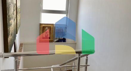 Трёхэтажный дом в центре Сутоморе в 10 минутах ходьбы до пляжа.