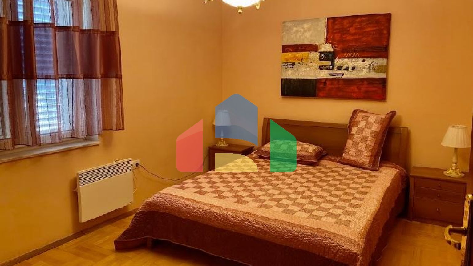 Трёхэтажный дом в центре Сутоморе в 10 минутах ходьбы до пляжа.