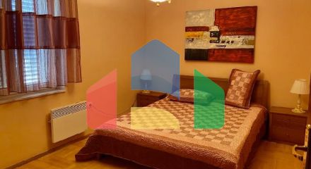 Трёхэтажный дом в центре Сутоморе в 10 минутах ходьбы до пляжа.