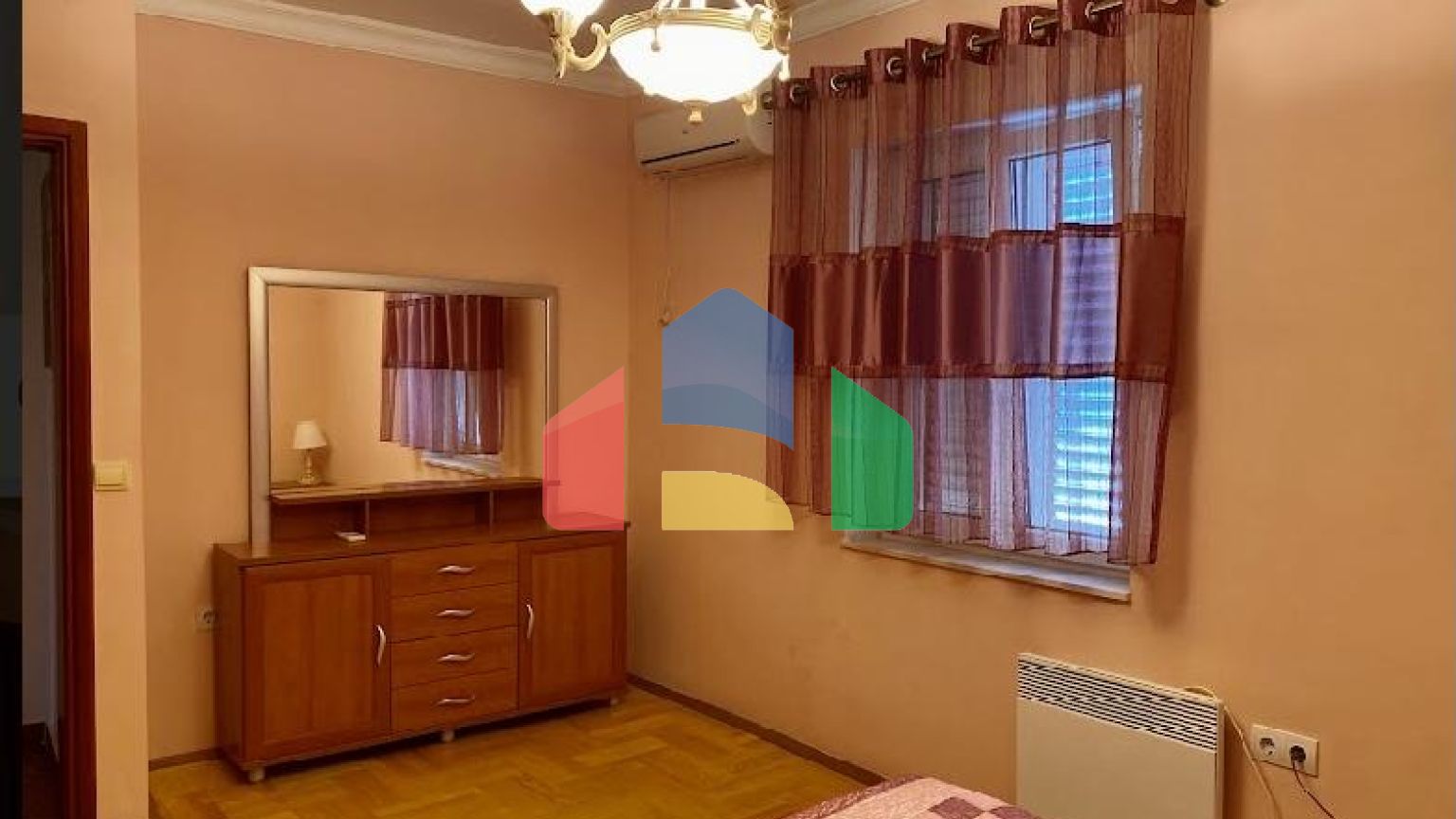 Трёхэтажный дом в центре Сутоморе в 10 минутах ходьбы до пляжа.