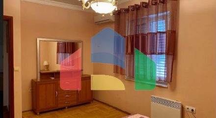 Трёхэтажный дом в центре Сутоморе в 10 минутах ходьбы до пляжа.