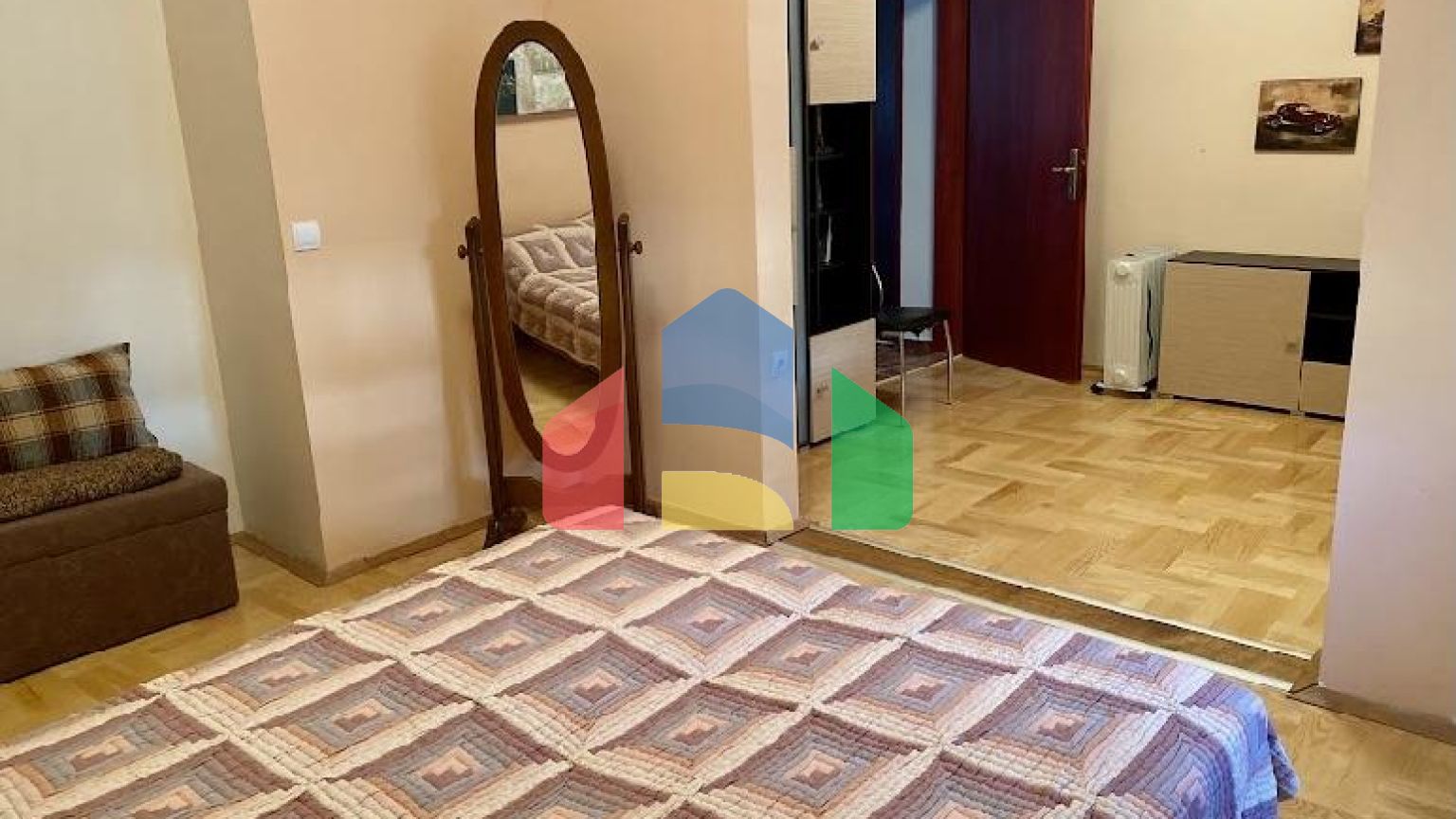 Трёхэтажный дом в центре Сутоморе в 10 минутах ходьбы до пляжа.