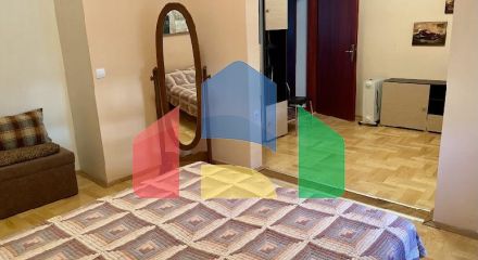 Трёхэтажный дом в центре Сутоморе в 10 минутах ходьбы до пляжа.