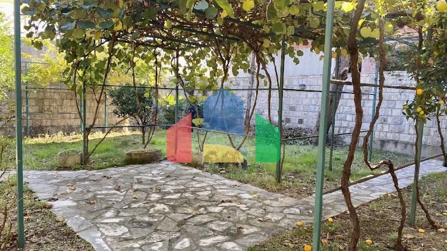 Трёхэтажный дом в центре Сутоморе в 10 минутах ходьбы до пляжа.